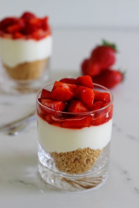 No bake strawberry cheesecake for 2 - the perfect small batch easy dessert #smallbatch #cheesecake #dessertfortwo #nobake #dessert #strawberries Desserts With Cherries, Mini Cherry Cheesecakes, Dessert Mini, Cheesecake Trifle, Cheesecake Pudding, Trifle Desserts, Individual Desserts, Trifle Recipe, Cherry Cheesecake