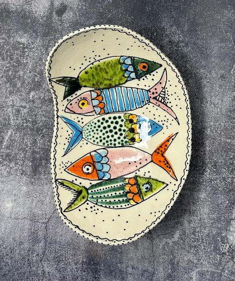 Jungle Gem and speckled Stroke and Coat Glazes. Hand-painted and clear glazed. Painted Plates Ideas Easy, Pottery Fish, Painted Ceramic Plates, Pottery Painting Designs, Clay Crafts Air Dry, Ceramic Fish, Slab Pottery, Sea Pottery, Hand Painted Plates