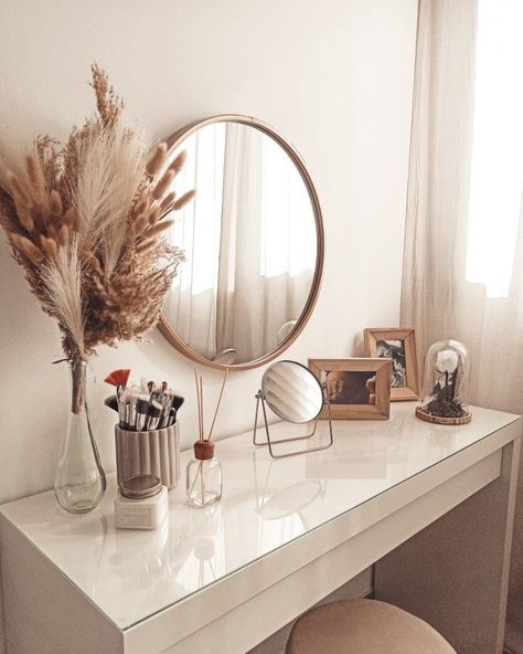 Dressing Table Layout, Boho Vanity Ideas, Make Up Table Ideas, Vanity Table Aesthetic, Boho Dressing Table, Makeup Table Decor, Aesthetic Dressing Table, Ikea Dressing Table, Home Layout Design