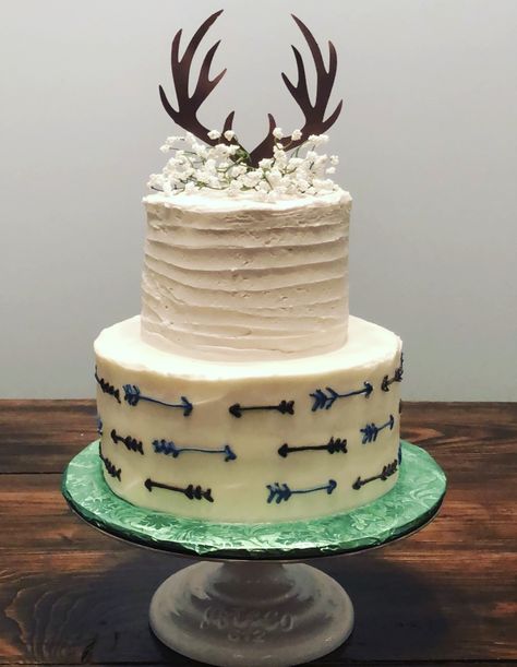 Buck and arrows baby shower cake Baby Shower Kuchen, Rustic Baby Shower Cake, Camo Cakes, Arrow Baby Shower, Bos Baby, Baby Shower Ideas For Boys, Baby Shower Camo, Deer Baby Showers, Adventure Baby Shower