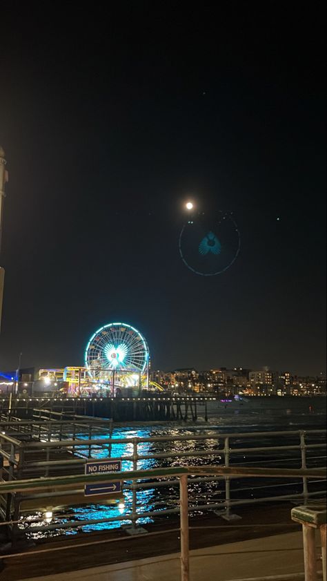 Santa Monica Pier beach night Santa Monica Aesthetic Night, Beach Nights, Los Angeles Beaches, Beach At Night, Santa Monica Beach, Vision Board Pictures, Beach Night, Santa Monica Pier, Santa Monica California