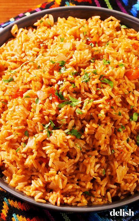 Never eating boring rice again after THIS. Get the recipe at Delish.com. #recipe #easy #easyrecipes #delish #rice #spain #spanish #sidedish #tomatoes #peppers Spanish Rice Recipe, Rice Side Dishes, Spanish Rice, Idee Pasto Sano, Rice Dishes, Rice Recipes, Side Dish Recipes, Fried Rice, Food Dishes