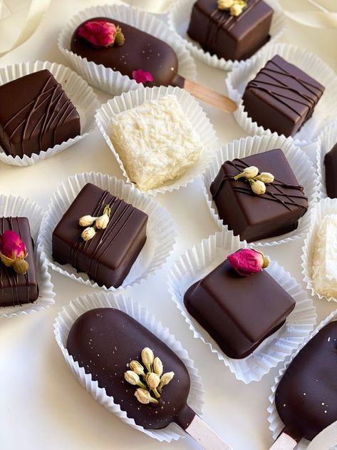 Homemade Chocolate Bars, Cube Cake, Food Business Ideas, Chocolate Candy Recipes, Chocolate Work, Veggie Burgers Recipe, Chocolate Raspberry Cake, Chocolate Dreams, Thai Dessert