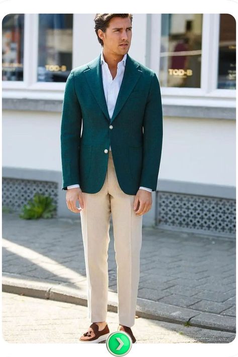 An emerald green blazer paired with beige trousers achieves balance between vibrancy and subtlety. This old money look fits perfectly for daytime or evening events. Classy Old Money Outfits, Old Money Outfits For Men, Classy Old Money, Old Money Look, Old Money Outfits, Outfits For Men, Green Blazer, Old Money, Emerald Green