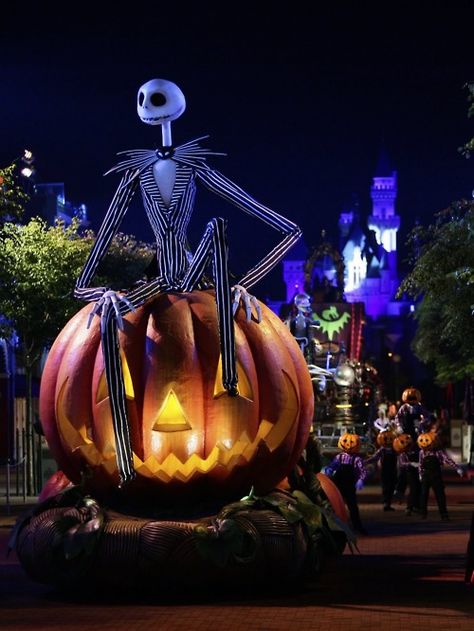 Jack Skellington, Walt Disney World. Love it! The Pumpkin King, Disneyland Halloween, Halloween Parade, Pumpkin King, Scary Halloween Party, Film Anime, Disney Holiday, Jack And Sally, The Nightmare Before Christmas