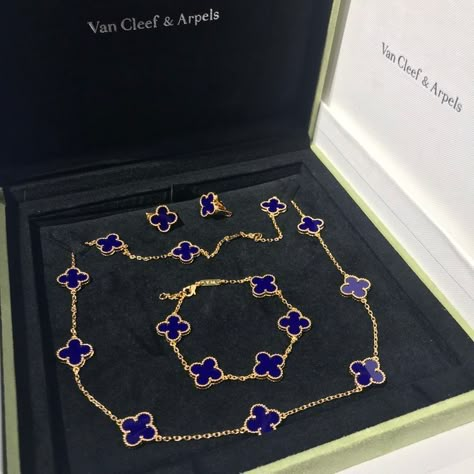 Van Cleef And Arpels Jewelry, Expensive Jewelry Luxury, Van Cleef And Arpels, Luxe Jewelry, Dope Jewelry, Classy Jewelry, Expensive Jewelry, Stacked Jewelry, Jewelry Lookbook