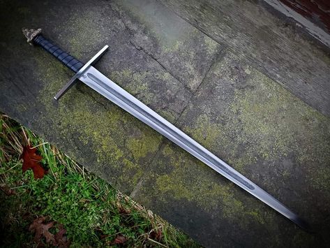 Shortsword Aesthetic, Shortsword Design, Knight Longsword, Curved Greatsword, Medieval Longsword, Cool Swords, Realistic Art, Spears, Art