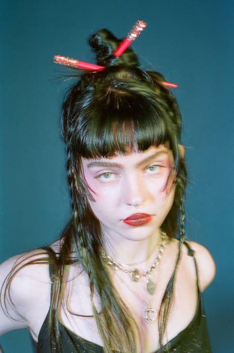 90s Editorial Hair, 2000s Braided Hairstyles, Random Braids In Hair, Cool Grunge Hairstyles, 2000s Grunge Hairstyles, Editorial Hair Styling, Wavy Punk Hair, Long Grunge Nails, Hair Reference Photography