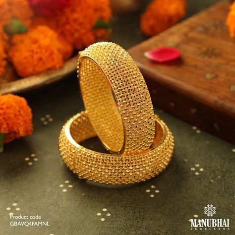 Kara Designs Gold, Kangan Gold Bangle Set, Gold Churi Design, Kada Bangles Gold Design, Gold Necklace Set With Price, Kadas Bangles, Bangle Set Gold, Gold Bangles Set, Jewellery Patterns