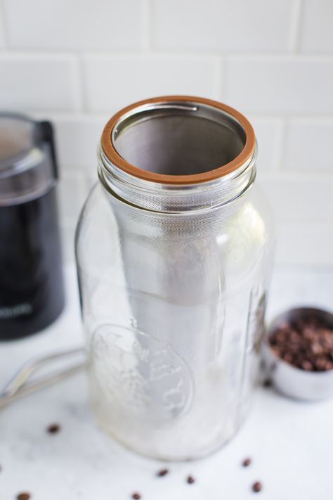 How to make ridiculously easy Cold Brew Coffee using this $12 filter that fits right into a mason jar! Cold Brew Ratio, Cold Brew Coffee Ratio, Diy Cold Brew, Coffee Maker Recipes, Diy Cold Brew Coffee, Homemade Cold Brew Coffee, Coffee Mason Jar, Brew Coffee Recipe, Best Cold Brew Coffee