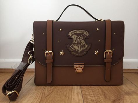 Hogwarts Bag, Harry Potter Coins, Hogwarts School Supplies, Harry Potter School Supplies, Harry Potter Bag, Harry Potter Colors, Harry Potter School, Harry Potter Merch, Harry Potter Memes Hilarious