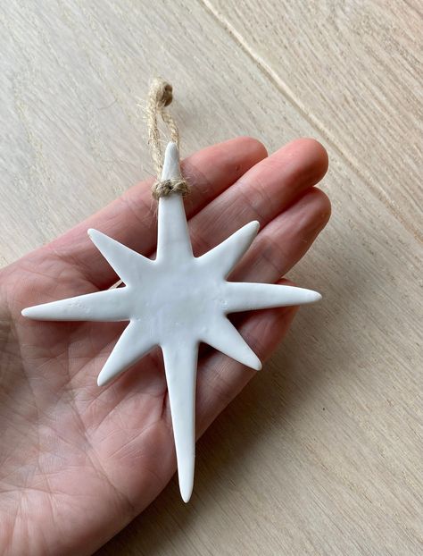 Stylish Christmas Decorations, Air Dry Clay Star Garland, Clay Homemade Ornaments, Dry Clay Gift Ideas, Self Made Christmas Decorations, Ceramic Christmas Decorations Air Dry Clay, Best Christmas Ornaments, Ceramic Hanging Decorations, Clay Diy Decoration