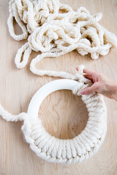 Crochet Wreath Tutorial Rope Wreath Diy, Rag Wreath Tutorial, Quick Easy Crochet, Foam Wreath, Finger Crochet, Crochet Wreath, Christmas Wreaths Ideas, Jumbo Yarn, Easy Diy Wreaths