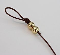 Easy DIY leather cord bracelets and necklaces using a knot technique. The Creativity Exchange Diy Knot Bracelet, Diy Necklace Easy, Cord Bracelet Diy, Diy Statement Necklace, Knot Bracelets, Leather Cord Jewelry, Diy Earrings Easy, Ankle Bracelets Diy, Diy Leather Bracelet