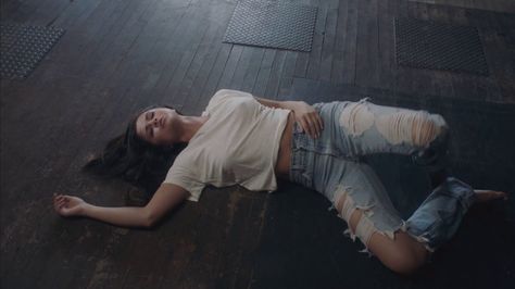 Selena Gomez in the promotional photoshoot for "Good For You" 2015 Lazy Girl Outfits, Selena Gomez Cute, Selena Gomez Photos, Selena Gomez Pictures, Selena G, Wet T Shirt, Marie Gomez, Beautiful Person, Your Music