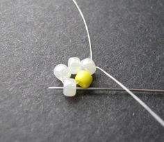 Daisy Chain Tutorial Chain Tutorial, Beaded Ornaments Diy, Beaded Daisy, Seed Bead Flowers, Beading Patterns Free, Beaded Bracelets Tutorial, Beading Jewelery, Beaded Jewelry Tutorials, Seed Bead Tutorial