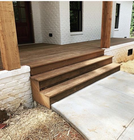 Front Porch Step, Wide Porch Steps, Front House Steps, Wooden Front Steps Entrance, Front Porch Stairs, Front Porch Columns, Porch Stairs, Front Stairs, Front Porch Steps