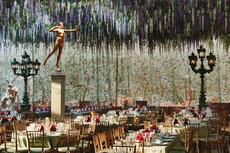 Lindley Martens Design is swooning over this Fabulous party!!  (Met Gala 2015) A Look Back At The Met Gala's History And Decor Throughout The Years Photos | Architectural Digest Nyc Gala Aesthetic, Party Planning 101, Gala Decorations, Gala Themes, Gala Ideas, Gala Party, Met Ball, Prom Theme, Gala Events