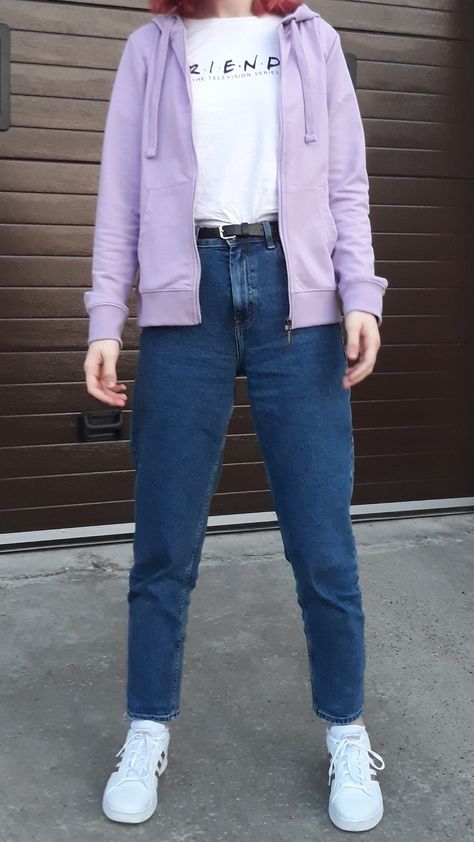 Friends Tshirt Outfit, Jeans And Tshirt Outfits Casual Classy, How To Style Purple Hoodie, Jeans With Hoodie Outfit, Mom Jeans And Tshirt, Purple Zip Up Hoodie Outfit, How To Style A Hoodie With Jeans, Dark Blue Mom Jeans Outfit, Purple Shirt Outfit Women