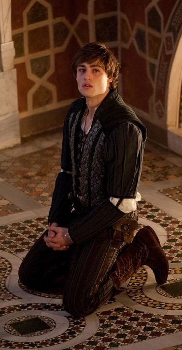 Douglas Booth Romeo, Romeo Costume, Romeo And Juliet Costumes, Romeo Montague, Brown Hair Men, Shakespeare In Love, Douglas Booth, Sisters Book, Royal Aesthetic