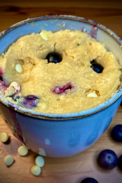 Sweet, fluffy and bursting with beautiful berries, this 5 minute blueberry white chocolate mug cake is the perfect indulgent treat for one - Quickly Cooks It, http://quicklycooksit.com/ White Chocolate Mug Cake, Blueberry White Chocolate, Cake In A Mug, Chocolate Mug Cake, 5 Minute Meals, Chocolate Mug Cakes, Chocolate Mugs, In A Mug, Vanilla Essence