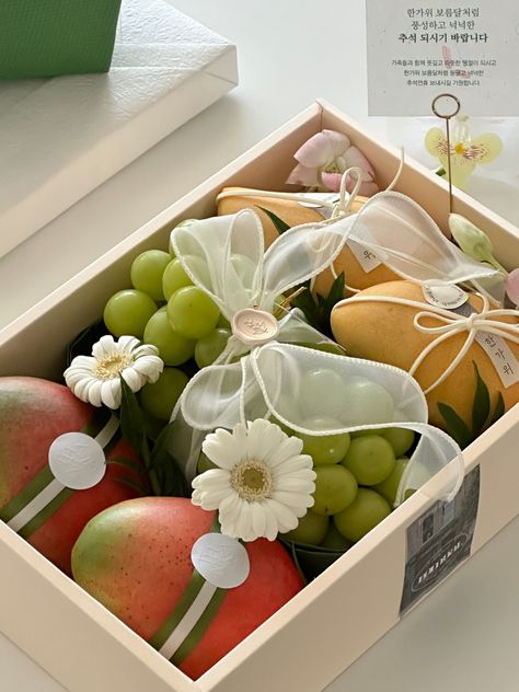 Fruit Parcel Gift Basket Ideas, Fruit Gift Box Ideas, Fruit Box Ideas Gift, Fruit Box Ideas, Fruit Parcel, Fruit Basket Ideas Gift, Fruit Basket Diy Gift, Fruit Flower Basket, Fruit Bouquet Ideas