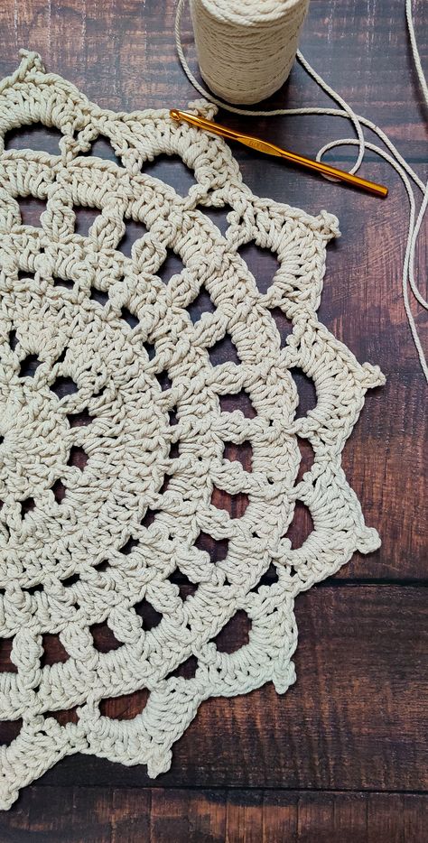 Oombawka Design Crochet, Crochet Macrame Cord, Diy Crochet Rug, Crocheted Rug, Rug Crochet Pattern, Crochet Rug Patterns Free, Crochet Cluster Stitch, Crochet Doily Rug, Rug Crochet