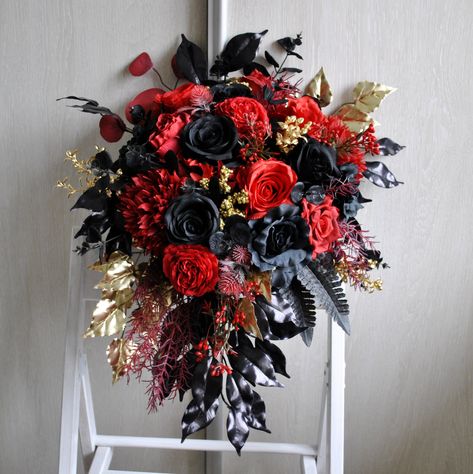 This beautiful  black red gold cascading bouquet  is perfect for your Gothic and Halloween wedding. Is made of high quality artificial flowers and greenery. The colors may slighty differ due to your screen settings. Red Black Gold Bouquet, Red Black And Gold Bouquet, Red Black And Gold Flower Arrangements, Red And Black Wedding Bouquets, Red And Black Flower Arrangements, Red And Black Theme Wedding, Red Black And Gold Wedding Theme, Red Gold Black Wedding, Black Red Gold Wedding