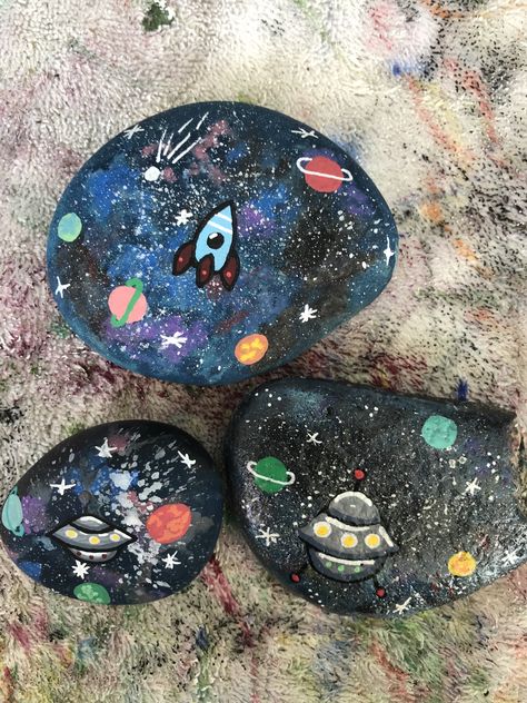 Outer Space Painted Rocks, Space Rock Painting, Colourful Stones, Space Rocks, Rock Painting Ideas, Painted Rocks Kids, Space Painting, Kids Canvas, Painting Templates