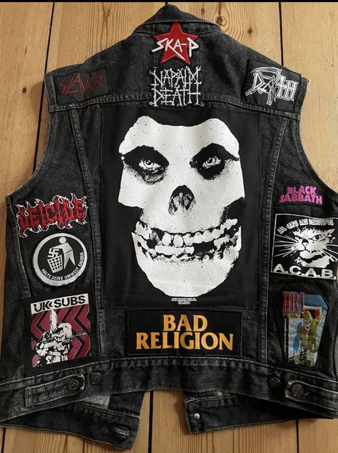 Personalized battle vest @battlevesty #levis #battlevest #metalhead #misfits #badreligion Metal Fashion Rock, Battle Vest Punk, Battle Vest Outfit, Metalhead Jacket, Battle Vest Ideas, Misfits Jacket, Battle Jacket Ideas, Denim Battle Jacket, Vest Women Outfit