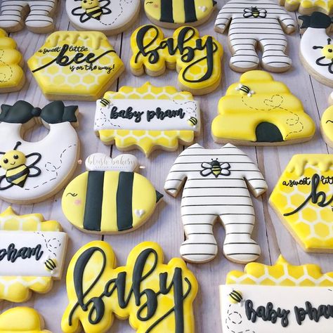 Bee baby shower cookies. Bee cookies. Black and yellow cookies. @blushbakeryca Bee Baby Shower Cookies, Yellow Cookies, Baby Shower Cookies Neutral, Bee Themed Gender Reveal, Bee Baby Shower Decoration, Neutral Birthday, Gender Reveal Cookies, Honey Bee Baby Shower, Bee Cookies