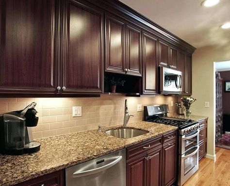 Brown/tan granite with dark cabinets Backsplash With Dark Cabinets, Trendy Kitchen Backsplash, Model Dapur, Dark Brown Cabinets, Brown Kitchen Cabinets, Kabinet Dapur, Traditional Kitchen Design, Kitchen Backsplash Designs, Dark Kitchen