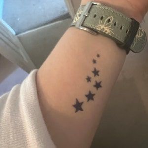 stars Star Wrap Around Tattoo, 3 Stars Tattoo, Black Star Tattoo, Star Tattoo On Wrist, Night Tattoo, Wrap Around Tattoo, Tattoo Board, Star Tattoo Designs, Wrist Tattoos For Women