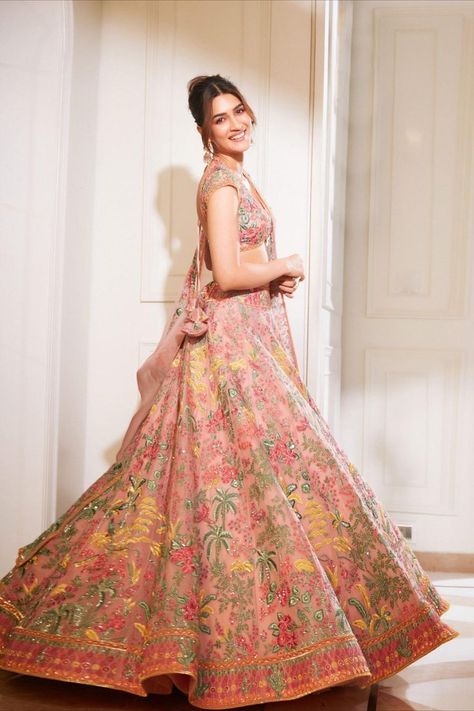 Kriti Sanon twirling in a pastel-hued lehenga! Indian Bridesmaids Outfits Ideas, Lehenga Design For Engagement, Indian Bridesmaids Outfits, Indian Bridesmaid Dresses, Tall Girl Fashion, Floral Lehenga, Traditional Indian Dress, Pink Lehenga, Kriti Sanon