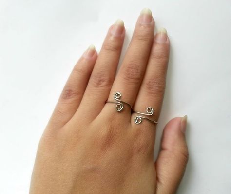 DIY Paperclip Ring Diy Paperclip Rings, Paperclip Rings, Diy Earrings Video, Paper Clip Ring, Diy Paper Rings, Paper Clips Diy, Ring Holder Diy, Paperclip Crafts, Paper Clip Art