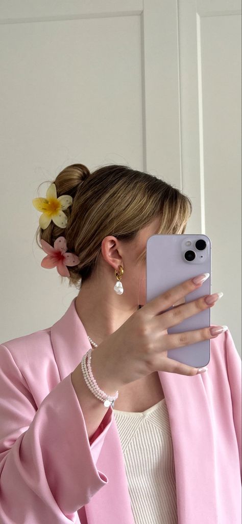 Small Flower Clips Hairstyles, Flower Clip Hairstyles, Flower Claw Clip Hairstyles, Nail Inspo Pink, Flower Claw Clip, Business Casual Summer, Up Dos For Medium Hair, Hair Scarf Styles, Clip Hairstyles