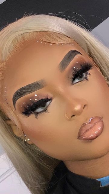 Machiaj Smokey Eyes, Book Reels, The Life I Want, Maquillage Yeux Cut Crease, Birthday Makeup Looks, Face Beat Makeup, Glitter Makeup Looks, Rhinestone Makeup, Life I Want