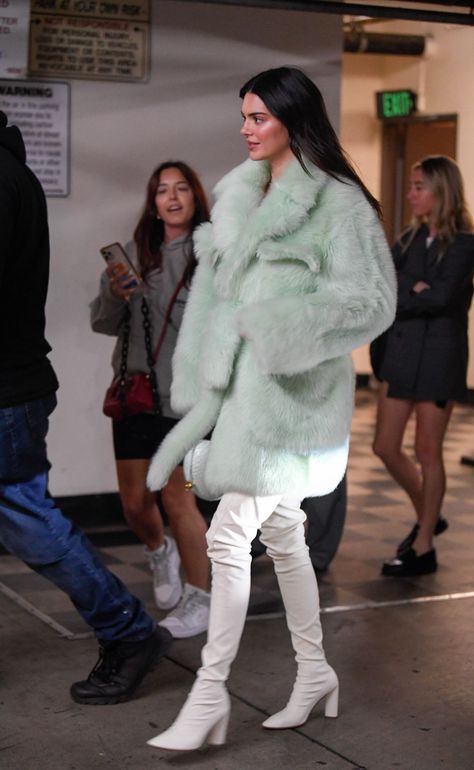 Kendall Jenner Winter Outfits, Kendall Jenner Looks, Kendall White, Kendall Jenner Dress, White Thigh Highs, Kendall Jenner Street Style, Kendall Style, Statement Coat, Kendall Jenner Outfits