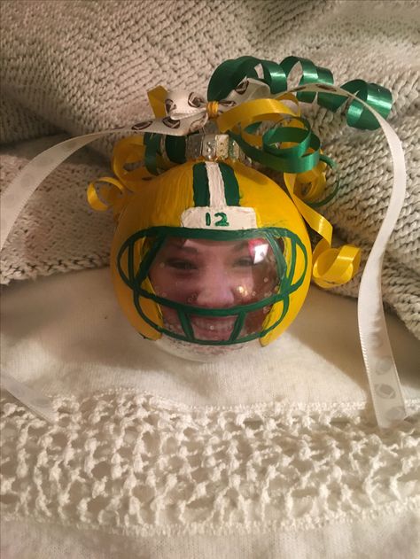 Green Bay Packers Christmas Tree, Football Christmas Ornaments Diy, Diy Football Ornaments Ideas, Nfl Christmas Tree Ideas, Diy Football Ornaments, Basketball Ornaments Diy, Football Ornaments Diy, Green Bay Packers Ornaments, Football Ornaments