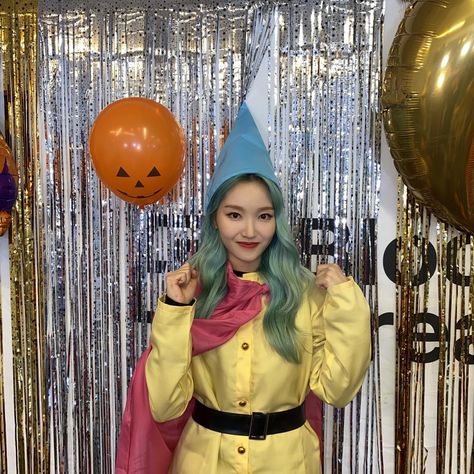 Loona Halloween, Loona Gowon, Winner Ikon, Gowon Loona, Hallowen Ideas, Odd Eyes, V Live, Olivia Hye, Korean Celebrities