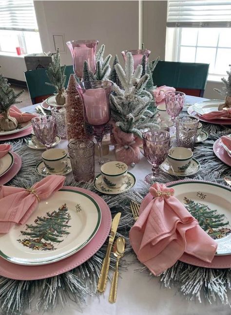 Pink And Gold Christmas Table Decor, Christmas Table Pink, Pink And Green Christmas Table, Christmas Tea Party Table Settings, Pink And Red Christmas Table, Pinkmas Party, Pink Christmas Tablescapes, Christmas Decorations Dinner Table, Pink Christmas Table Decor