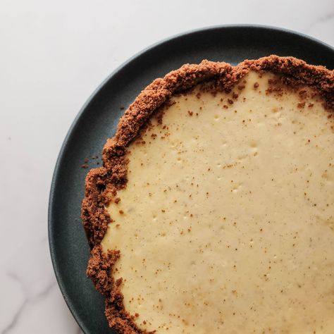 Vanilla Ginger Snap Cheesecake Gingersnap Crust Cheesecake, Ginger Snap Crust Cheesecake, Ginger Snap Cheesecake, Ginger Snap Pie Crust, Healthy Ginger Snaps, Ginger Cheesecake Recipe, Gingersnap Cheesecake, Ginger Snap Crust, Ginger Cheesecake