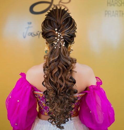 Bridal hairstyles Classic Bridal Hair, Beach Wedding Hairstyles, Modern Bridal Hairstyles, Half Up Half Down Bridal, Messy Ponytail Hairstyles, Reception Hairstyles, Hairstyles For Indian Wedding, Hairstyles For Gowns, Hair Style On Saree