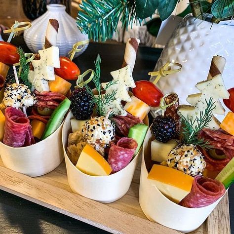 Charcuterie Board Diy, Individual Appetizers, Food Display Table, Charcuterie Appetizers, Charcuterie Board Ideas, Bamboo Cups, Bite Size Appetizers, Christmas Cups, Charcuterie Inspiration