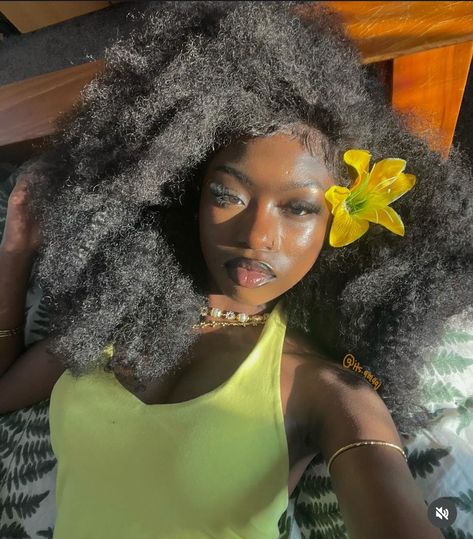 Looks Hippie, Pretty Dark Skin, Big Afro, Dark Skin Beauty, Black Femininity, Natural Hair Styles Easy, Afro Girl, Dark Skin Women, 4c Hairstyles