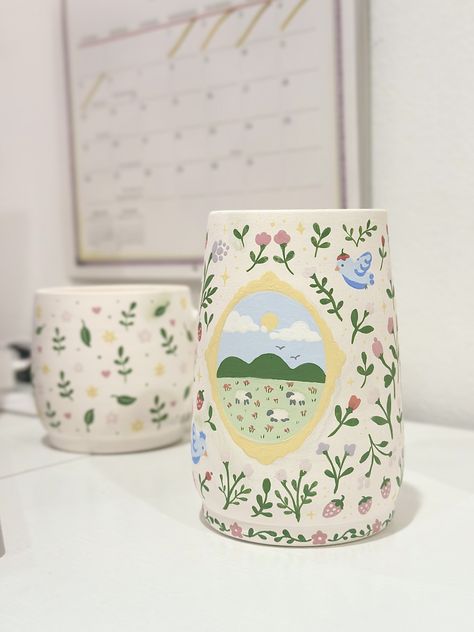 Cottagecore Ceramic Ideas, Paint Your Own Pottery Mug Ideas, Ceramic Mugs Handmade Aesthetic, Painted Glass Mugs, Color Me Mine Mugs, Drawing On Cups Ideas, Mug Painting Ideas Aesthetic, Folkart Flowers, Diy Pottery Painting