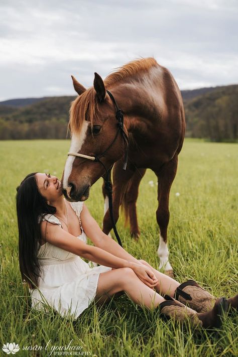 Photography Horse, Horse Senior Photos, Photos With Horses Ideas, Pictures With Your Horse, Picture Ideas With Horses, Senior Horse Pictures, Poses With Horses, Pictures To Take With Your Horse, Poses With Horses Photo Ideas