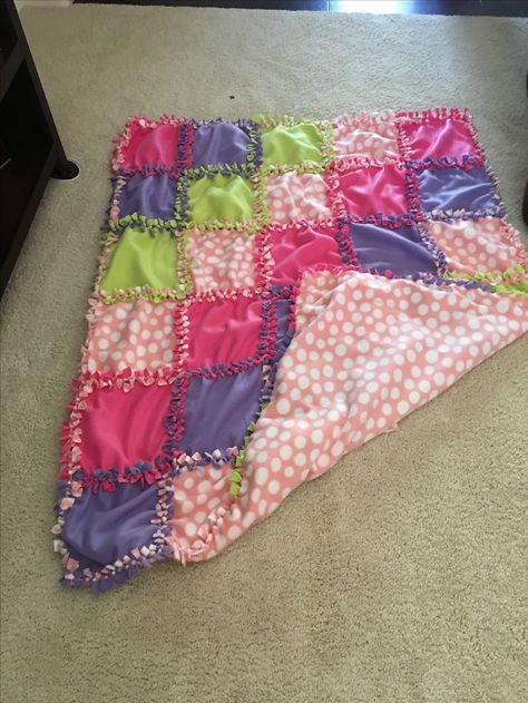 No tie patch fleece blanket Tied Fleece Blanket Ideas, Cute Tie Blankets, Cute Tie Blanket Patterns, How Much Fleece For A Tie Blanket, Fleece Tie Blankets Kits, Diy Blankets No Sew, Cute Fleece Tie Blanket, Weighted Blanket Diy, Weighted Blanket For Kids