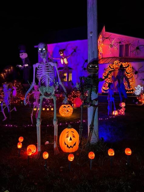 Halloween House Outside, Hollowing Ideas, Halloween Decorations Outdoor Porch, Facts About Halloween, Halloween Wishes, Halloween Facts, Diy Halloween Projects, Hello Kitty Halloween, Halloween 3