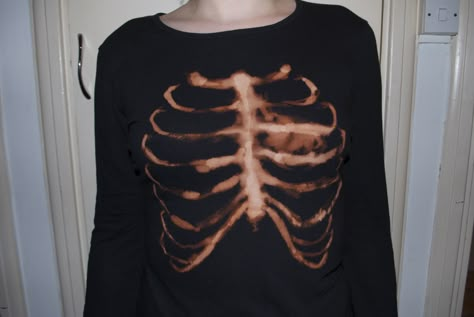 Bleach dye Bleach Skeleton Shirt, Bleach Black Shirt Diy, Bleached Clothes Ideas, Bleach Clothes Design, Bleached Clothing, Bleach Shirt Ideas, Diy Clothes Bleach, Thrift Upcycle, Denim Jacket Ideas